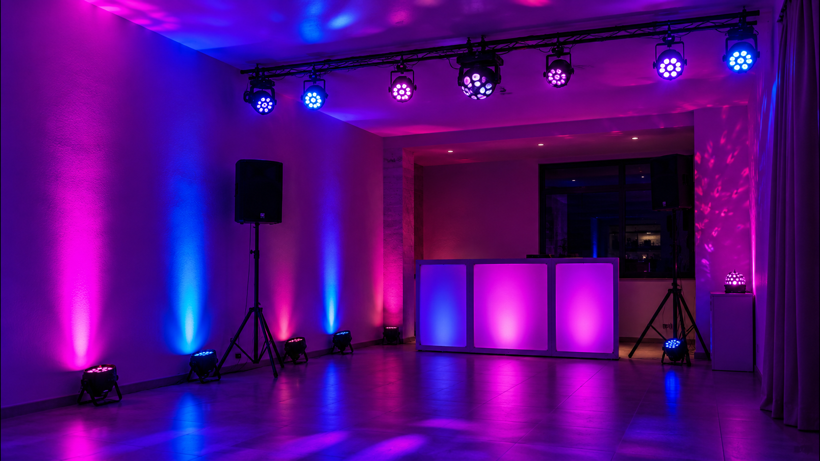 Varios focos PAR LED sincronizados iluminando una fiesta