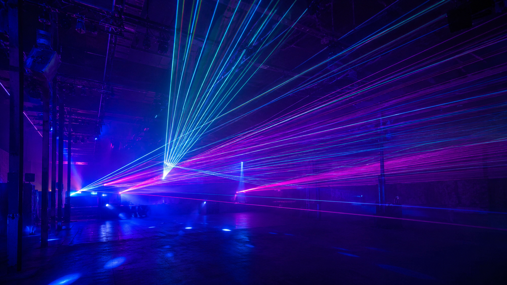 Rayos láser RGB definidos proyectados sobre humo en una fiesta oscura