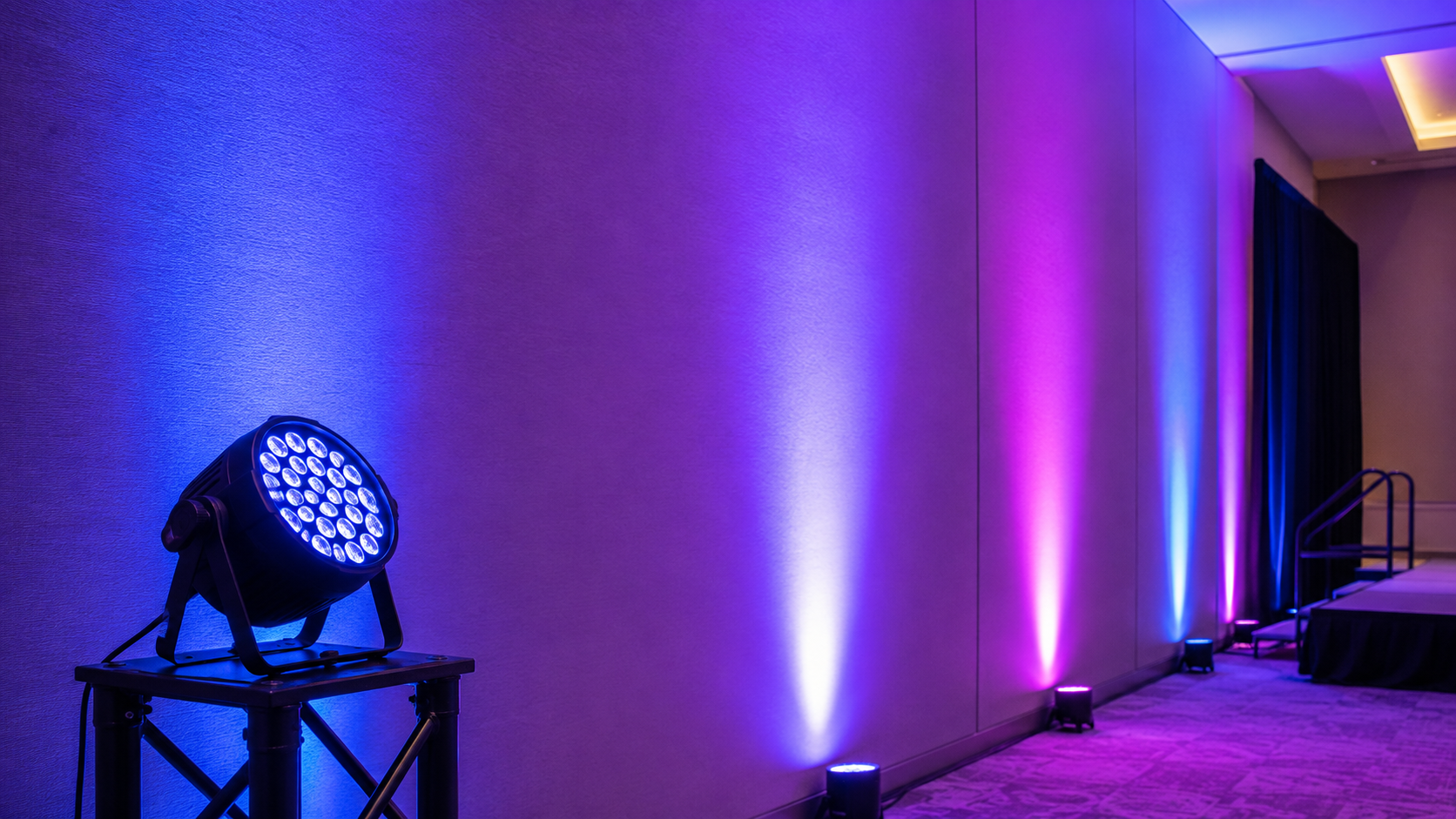 Focos PAR LED bañando una pared y escenario con color uniforme