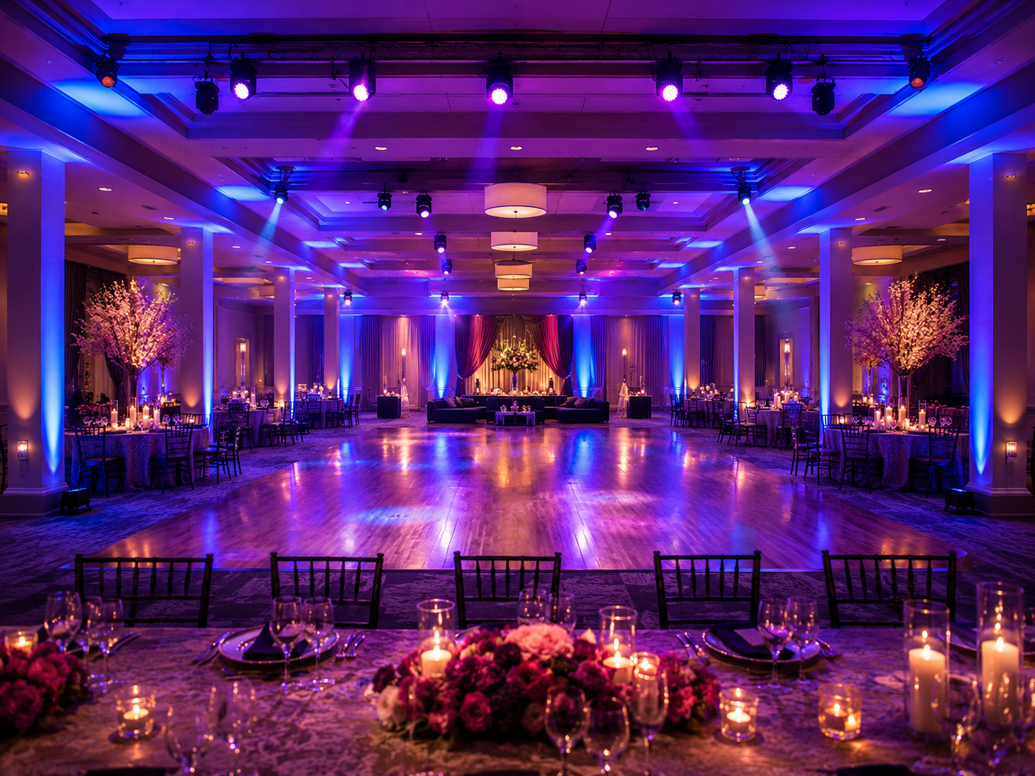 Centro de eventos amplio con iluminación profesional, truss y pista de baile