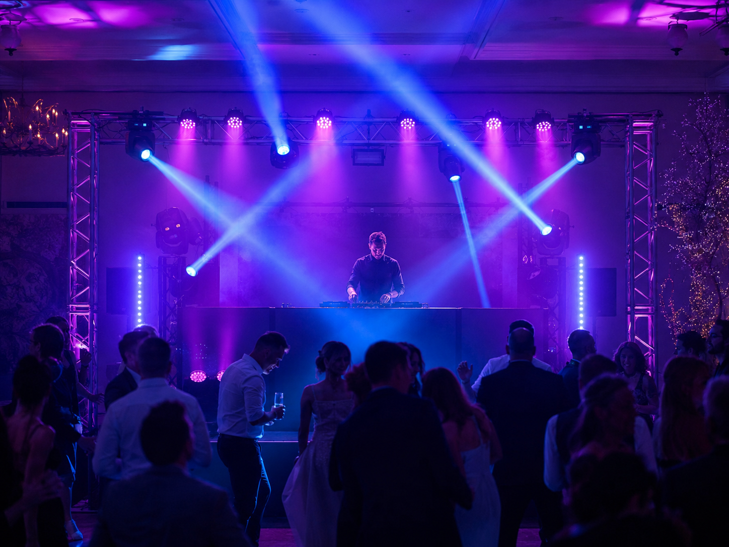 DJ profesional con sistema completo de moving heads, láser, truss y haze