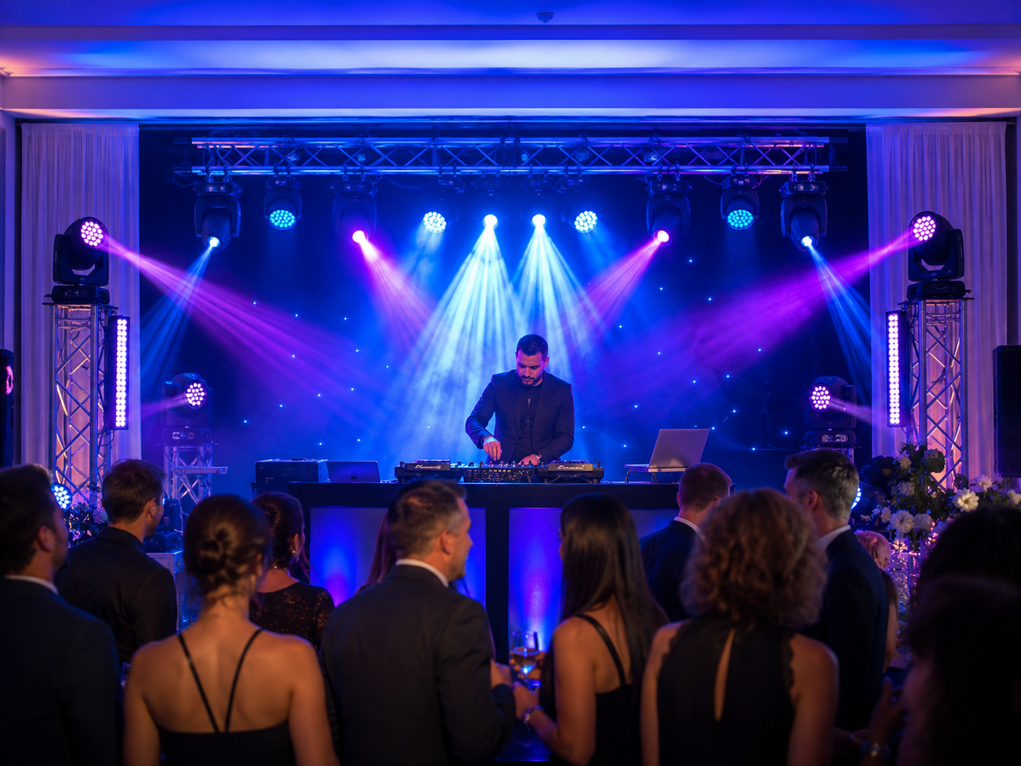 DJ con moving heads y barras LED en un evento semiprofesional