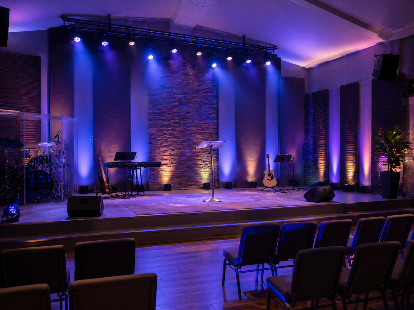 Escenario de iglesia iluminado con PAR LED y luces Wash de manera sobria