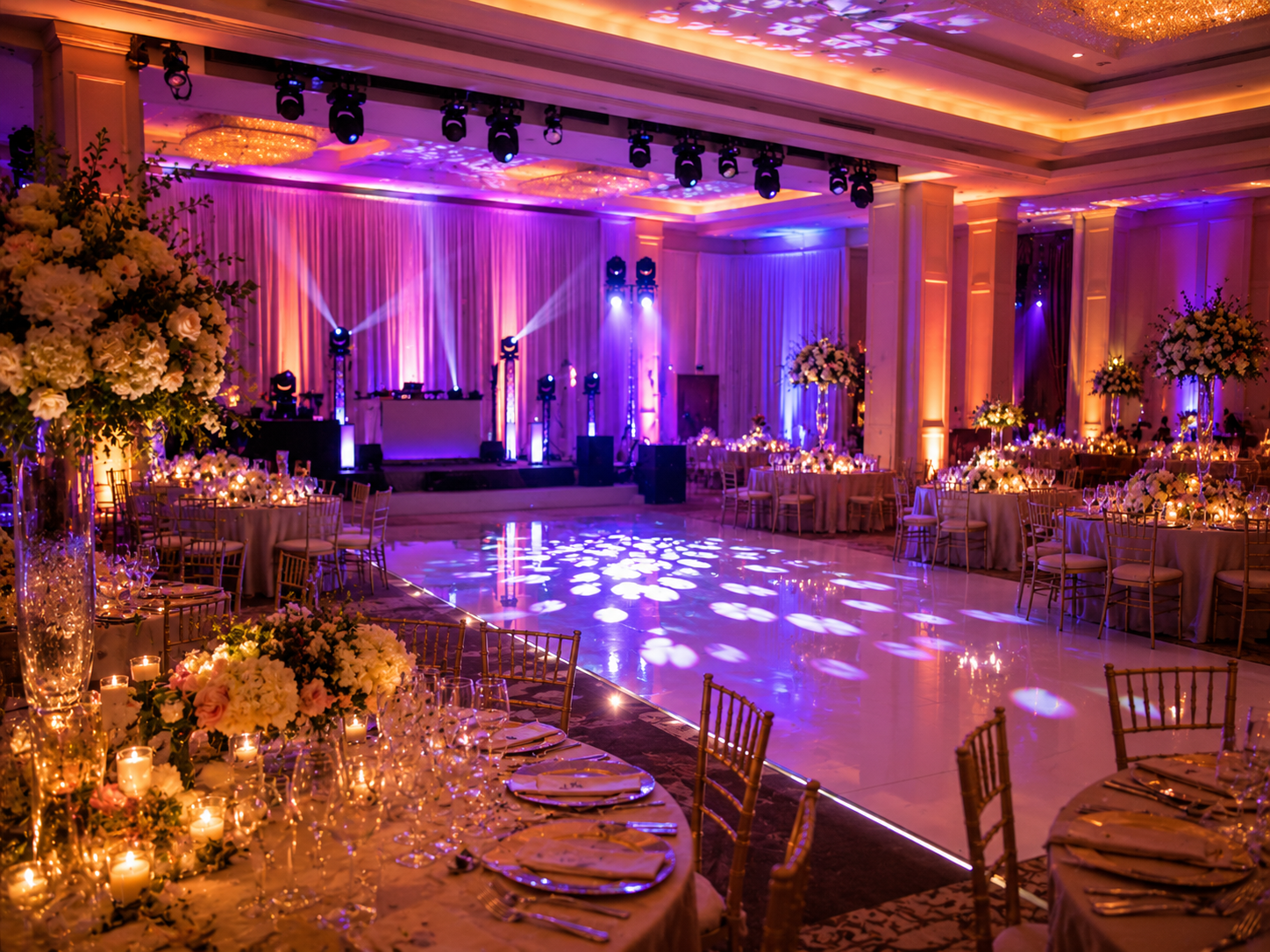 Salón de matrimonio con iluminación ambiental elegante y pista de baile iluminada