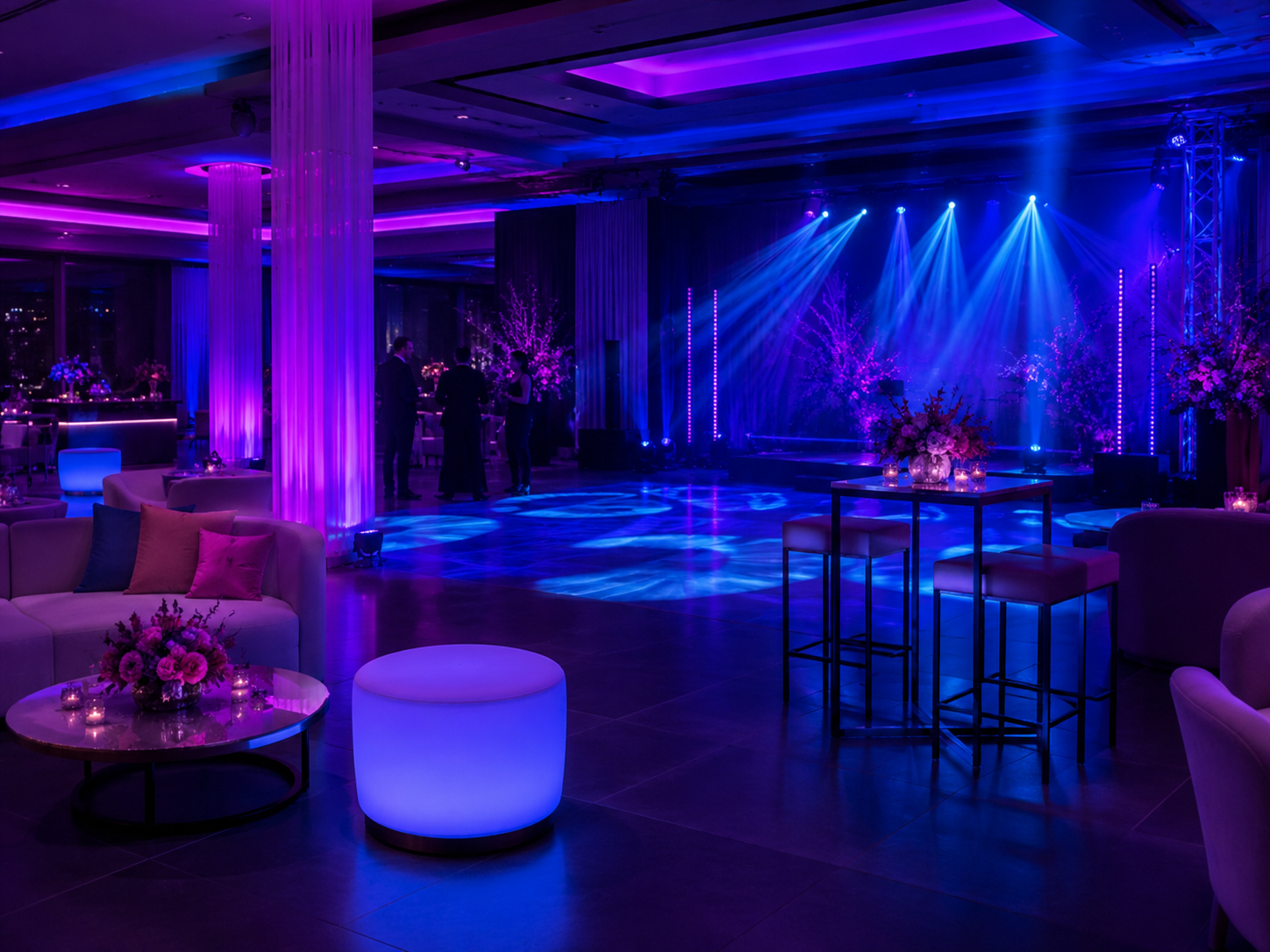 Evento moderno ambientado con iluminación creativa azul, violeta y magenta