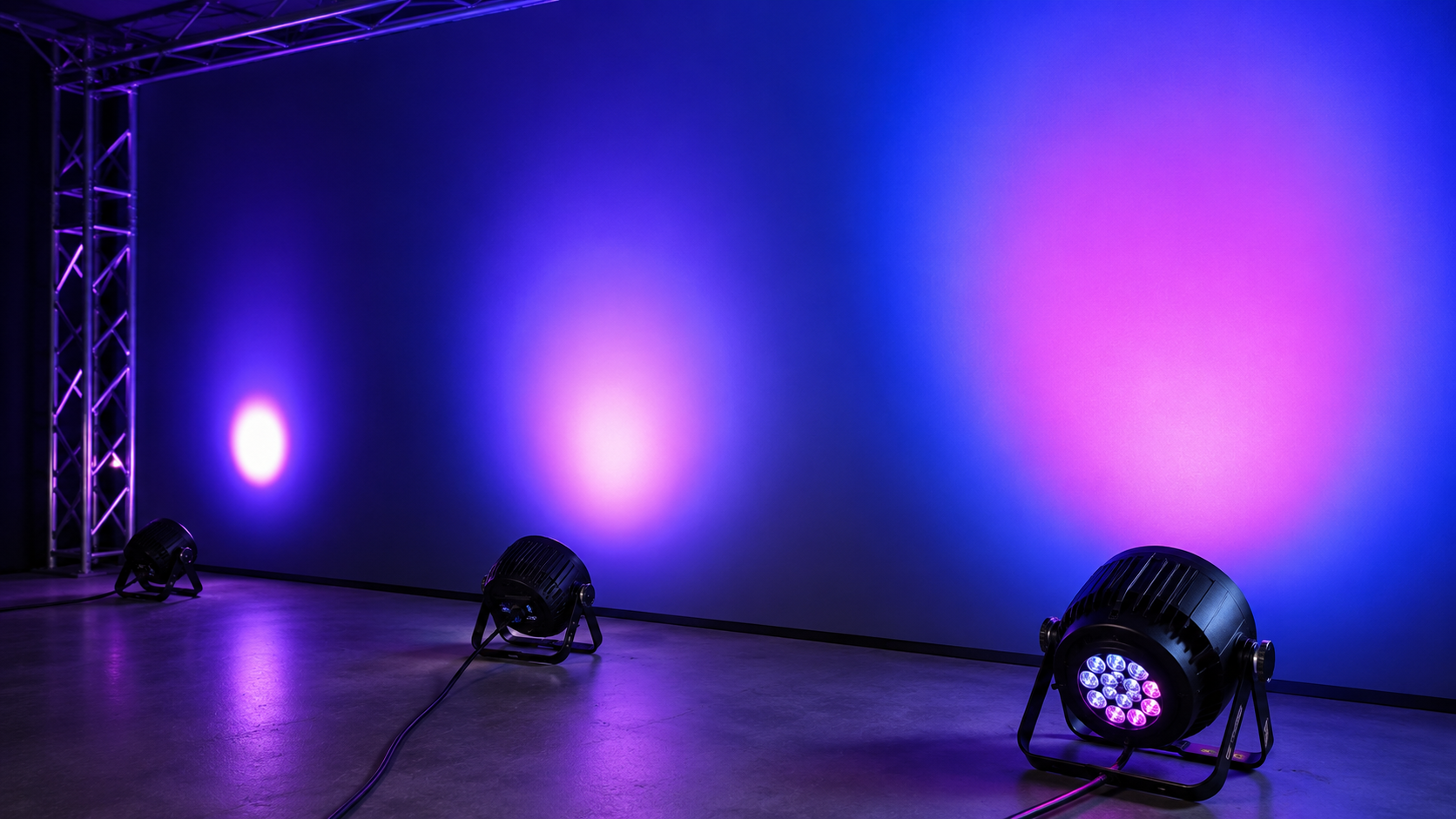 Focos LED demostrando diferentes niveles de potencia y cobertura sobre una pared