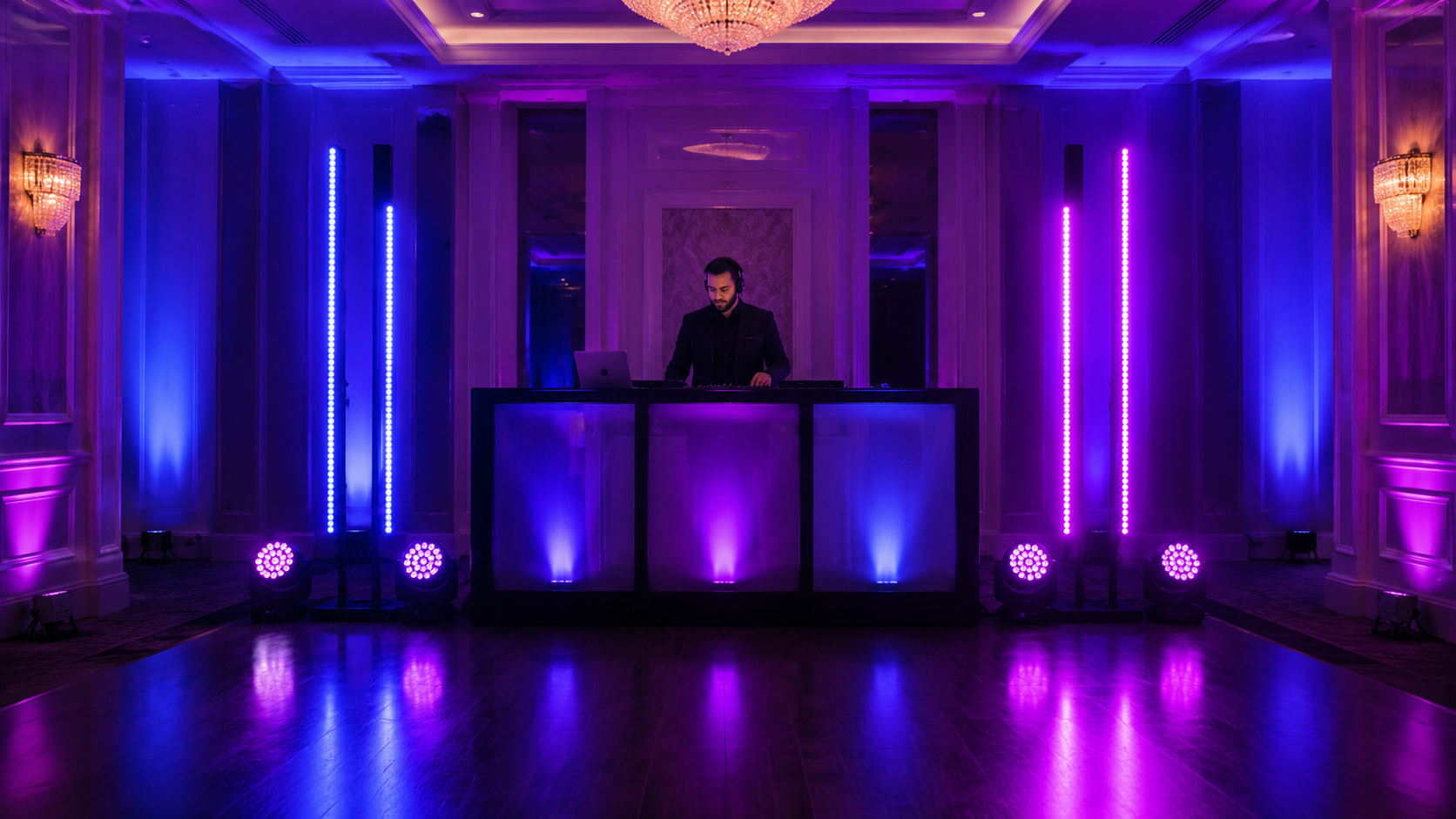 Cabina de DJ decorada con barras LED y luces de color