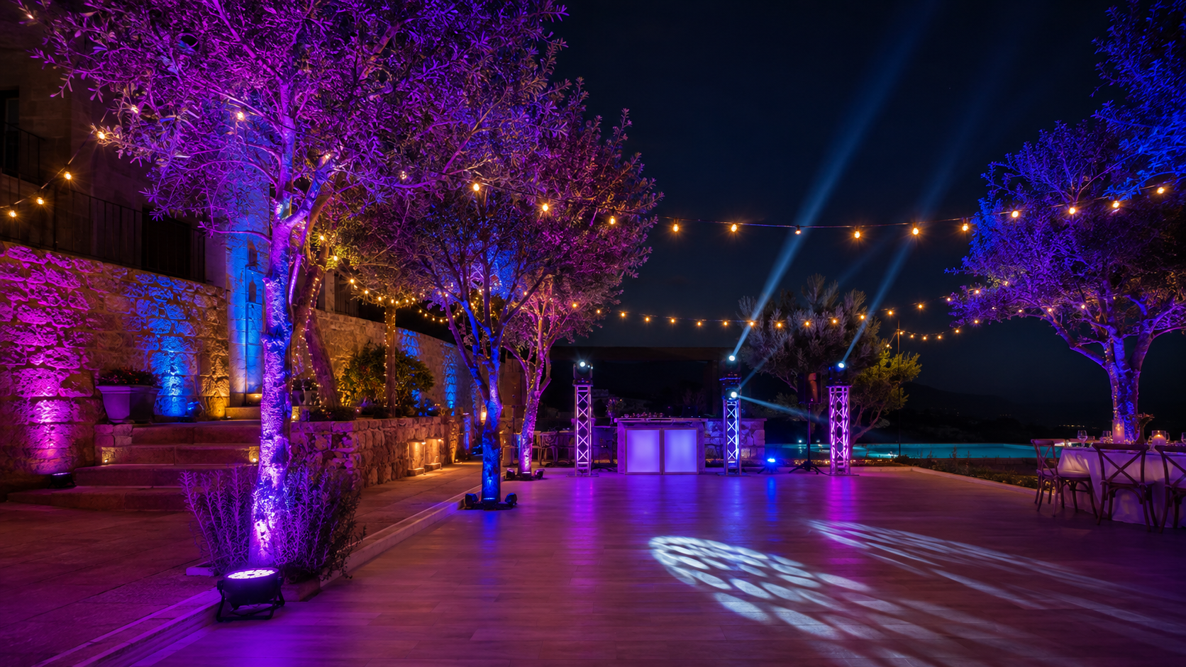Montaje de iluminación exterior para evento con truss, PAR LED y luces ambientales