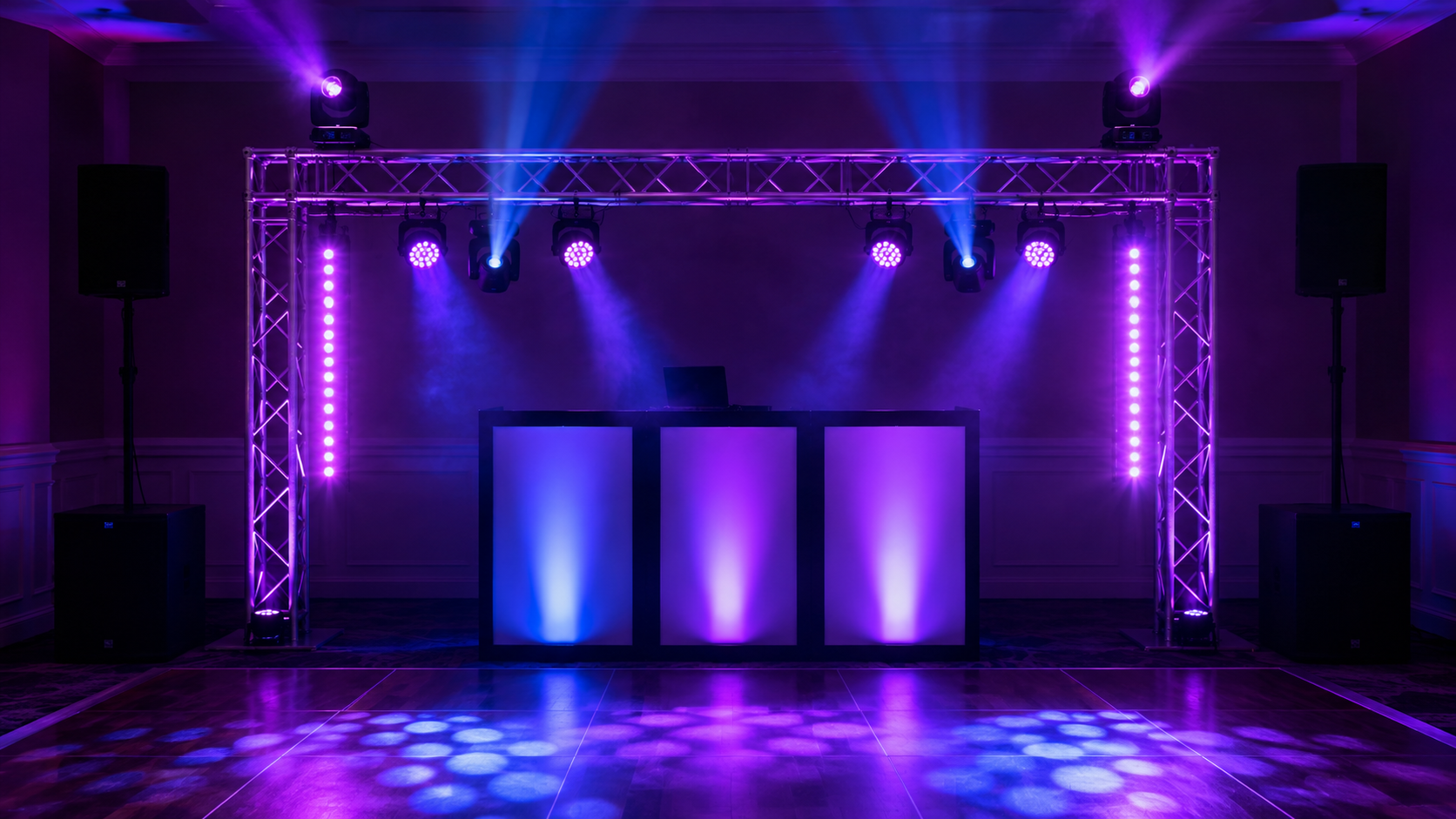 Montaje compacto con truss, moving heads y PAR LED para una fiesta mediana