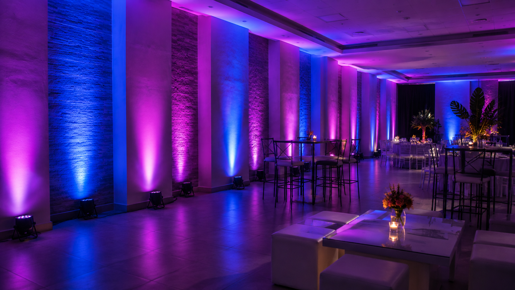 Paredes de un salón transformadas con focos PAR LED en uplighting