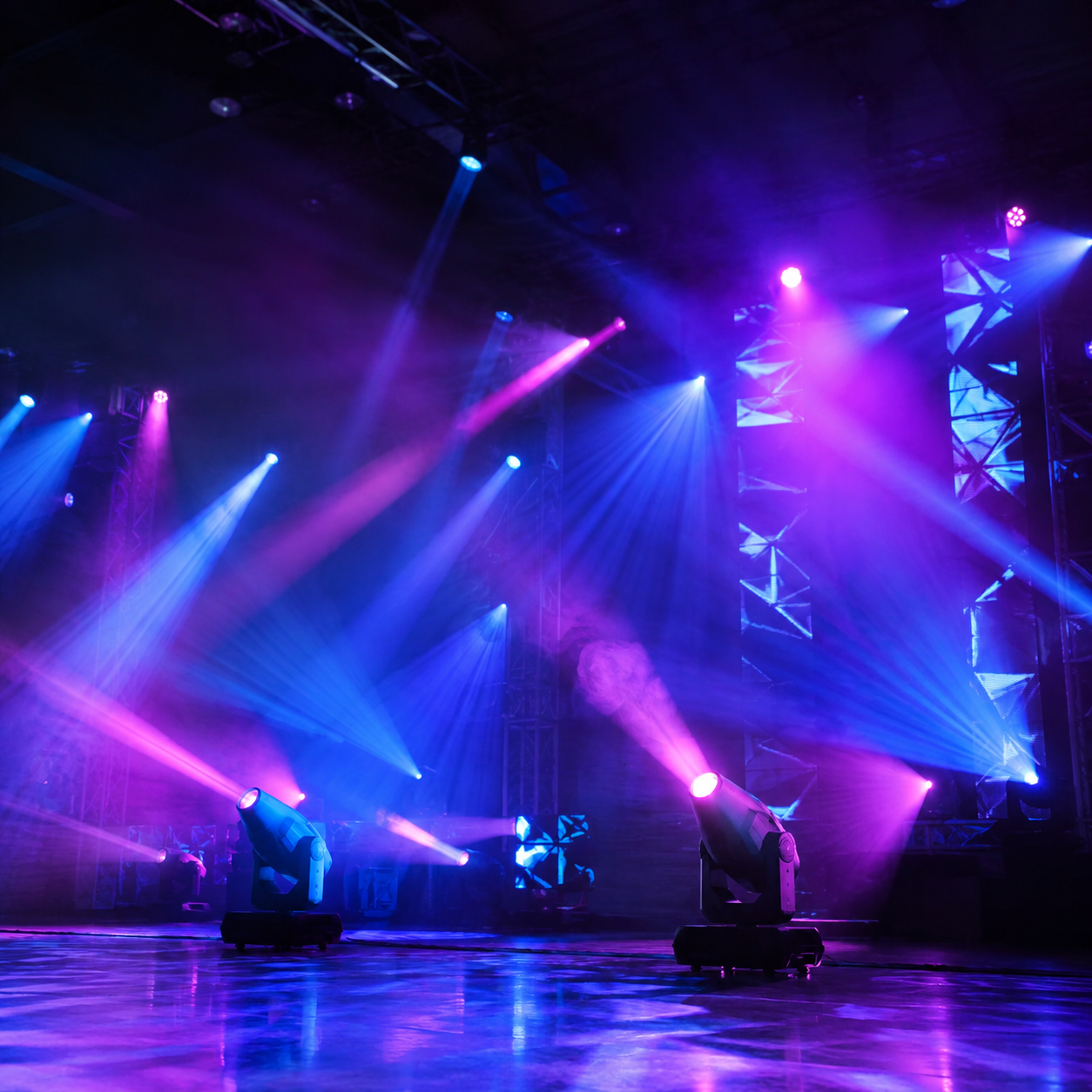 Moving heads en movimiento sobre un escenario
