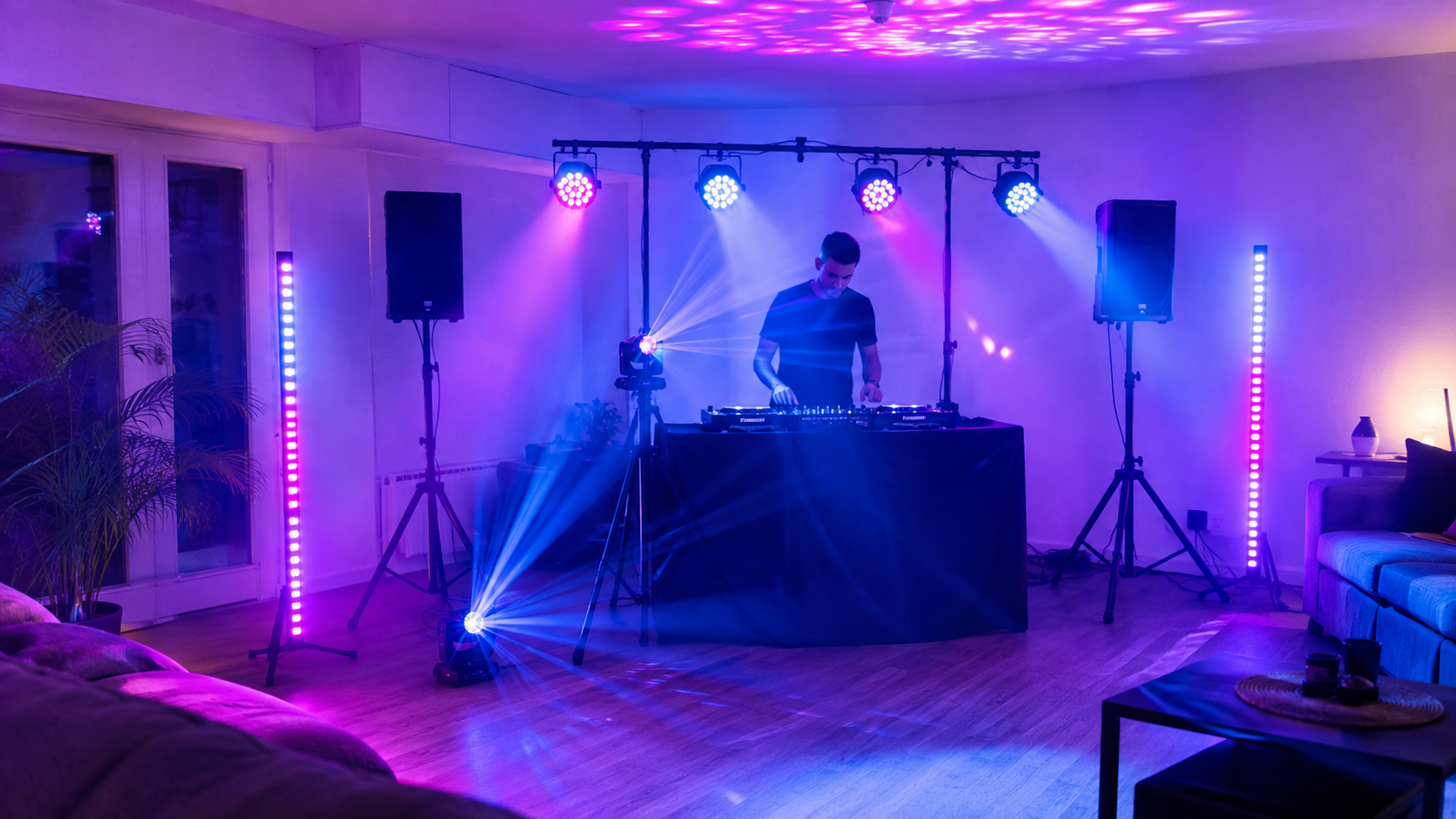 Kit para DJ principiante con PAR LED, barras LED y efectos compactos alrededor de una cabina