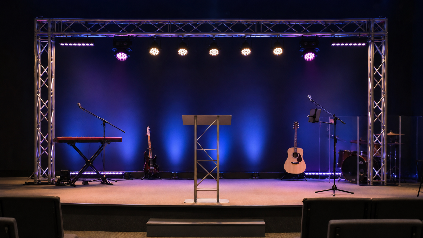 Escenario de iglesia iluminado con PAR LED, truss y luces cálidas junto al púlpito e instrumentos