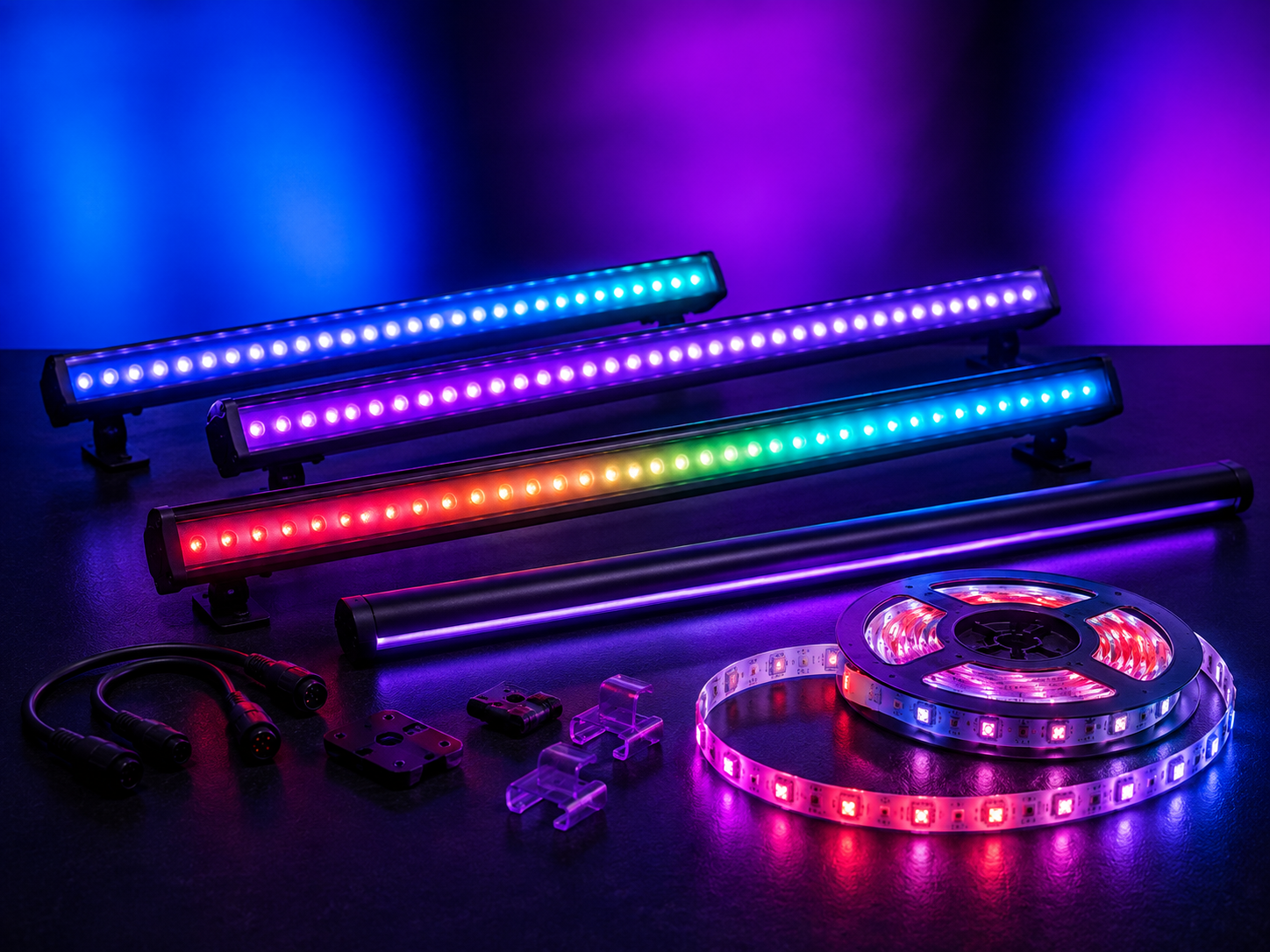 Barras LED de colores y un rollo de tira LED RGB sobre fondo morado