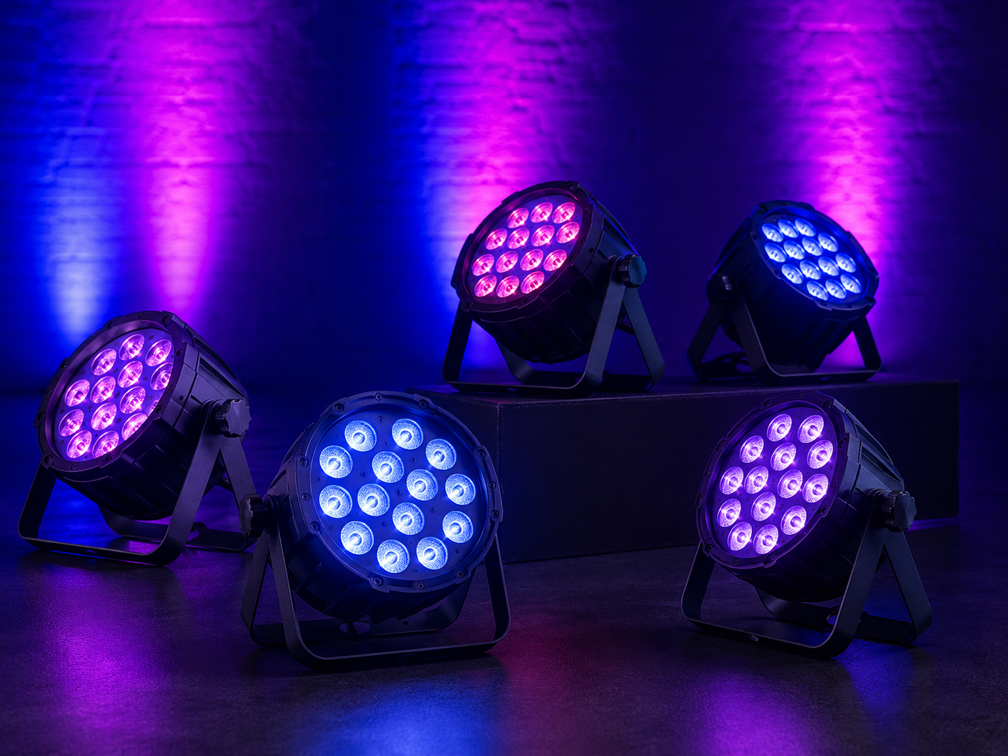 Cinco focos PAR LED con luces de colores morado y azul sobre fondo oscuro